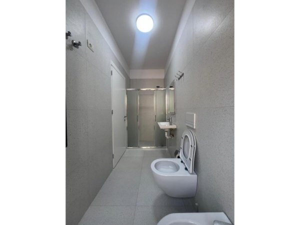 Tirane, jepet me qera apartament 2+1+Ballkon Kati 1, 120 m² 750 € 