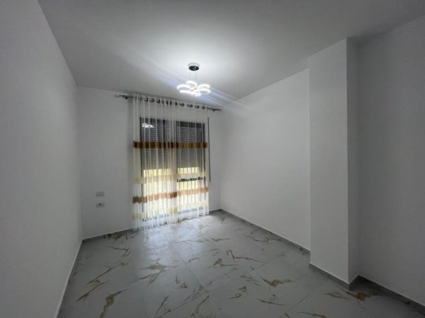 Tirane, jepet me qera apartament 2+1+Ballkon Kati 1, 120 m² 750 € 
