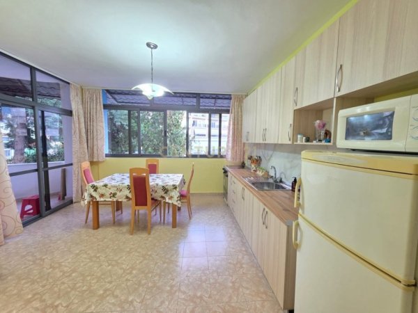 Tirane, jepet me qera apartament 2+1 Kati 1, 90 m² 500 € (Viva Market, pallatet e arabit)