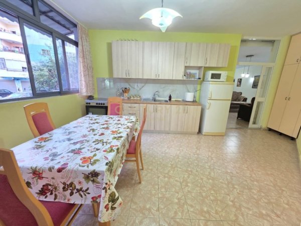 Tirane, jepet me qera apartament 2+1 Kati 1, 90 m² 500 € (Viva Market, pallatet e arabit)