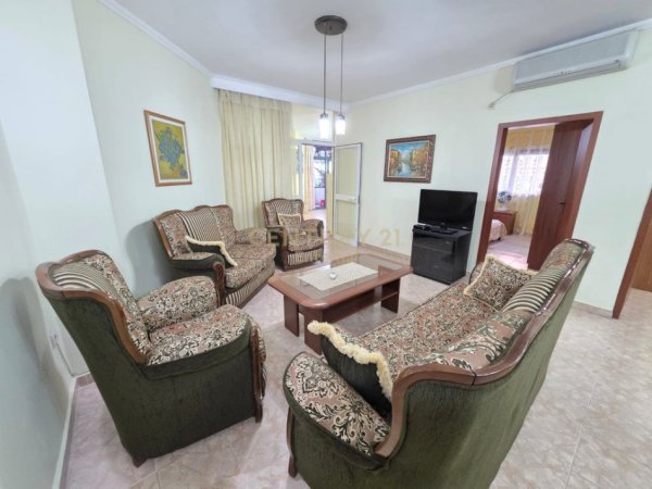 Tirane, jepet me qera apartament 2+1 Kati 1, 90 m² 500 € (Viva Market, pallatet e arabit)