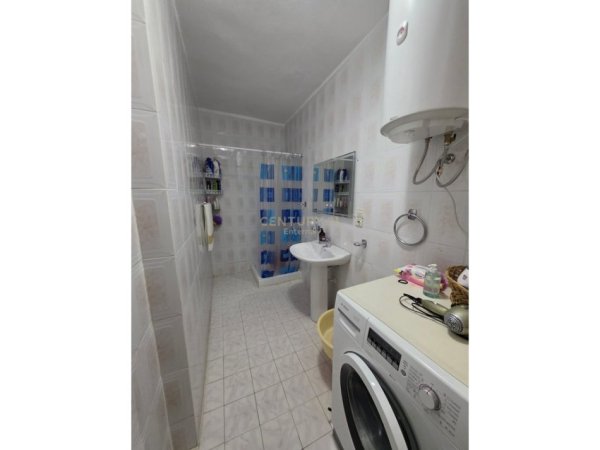 Tirane, jepet me qera apartament 2+1 Kati 1, 90 m² 500 € (Viva Market, pallatet e arabit)