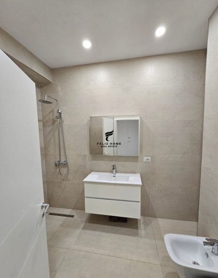 Tirane, jepet me qera zyre Kati 4, 85 m² 500 € (RRUGA DIBRES)