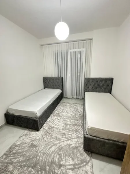 Tirane, jap me qera apartament 2+1+Ballkon Kati 8, 90 m² 600 € (te kompleksi jolla)