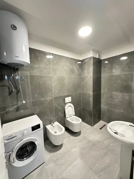 Tirane, jap me qera apartament 2+1+Ballkon Kati 8, 90 m² 600 € (te kompleksi jolla)