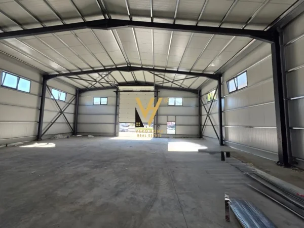 Tirane, jepet me qera magazine Kati 0, 550 m² 1.500 € (PEZE HELMES)