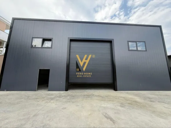 Tirane, jepet me qera magazine Kati 0, 550 m² 1.500 € (PEZE HELMES)