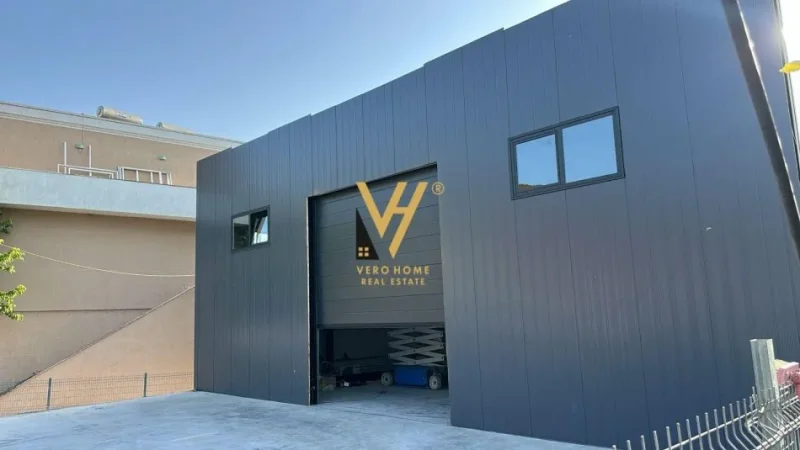 Tirane, jepet me qera magazine Kati 0, 550 m² 1.500 € (PEZE HELMES)