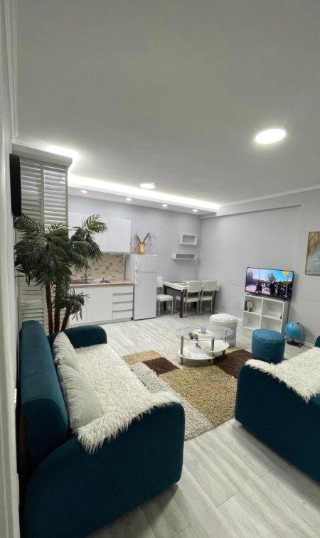 Tirane, jepet me qera apartament 1+1+Ballkon Kati 3, 65 m² 660 € (komuna parisit)