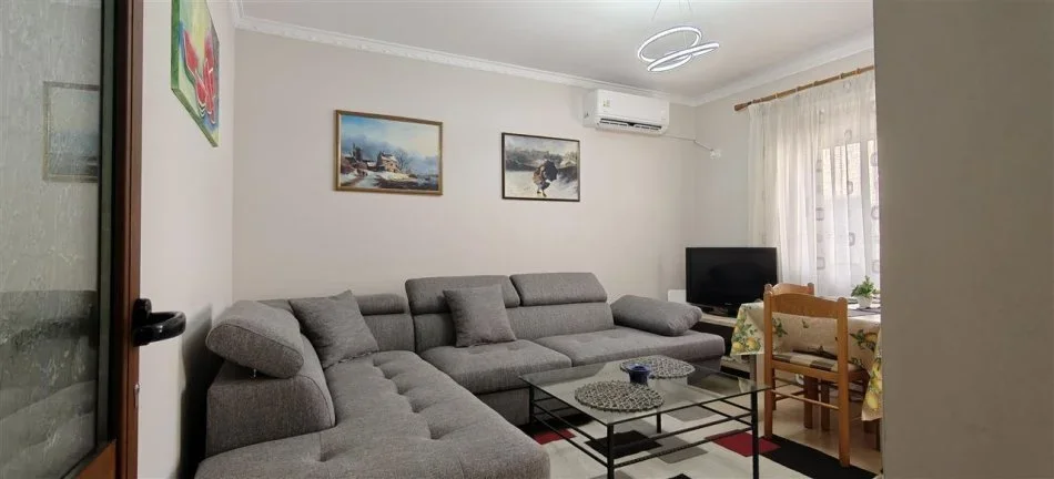Tirane, jepet me qera apartament 2+1+Ballkon Kati 3, 75 m² 600 € (RRUGA E DURRESIT)