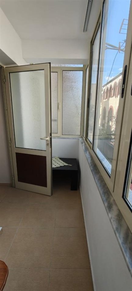 Tirane, jepet me qera apartament 2+1+Ballkon Kati 3, 75 m² 600 € (RRUGA E DURRESIT)
