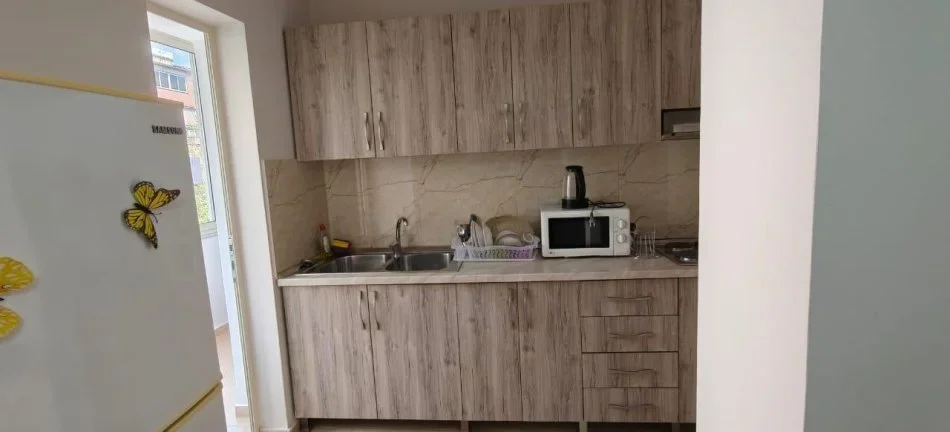 Tirane, jepet me qera apartament 2+1+Ballkon Kati 3, 75 m² 600 € (RRUGA E DURRESIT)