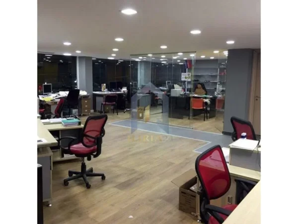 Tirane, jap me qera zyre Kati 0, 330 m² 2.970 € (Kopshti Botanik Rruga Rreli)