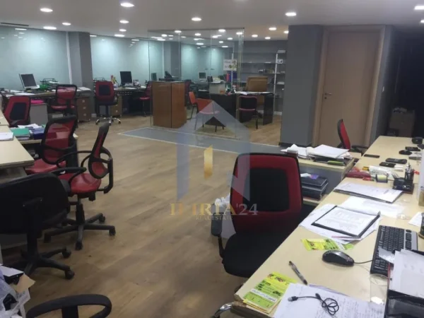 Tirane, jap me qera zyre Kati 0, 330 m² 2.970 € (Kopshti Botanik Rruga Rreli)