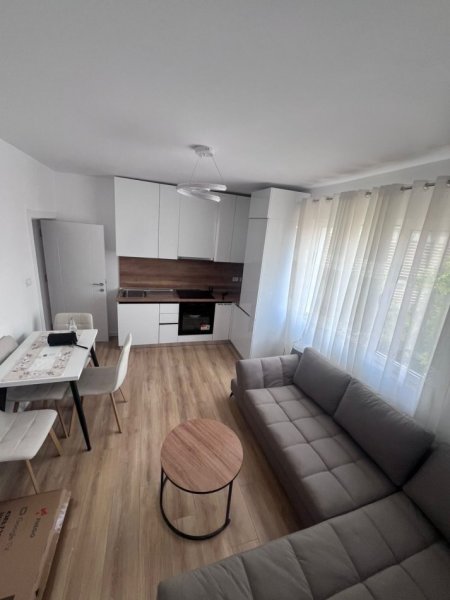 Tirane, jepet me qera apartament 1+1 Kati 3, 65 m² 700 € (KRYQEZIMI I 21 DHJETORIT)