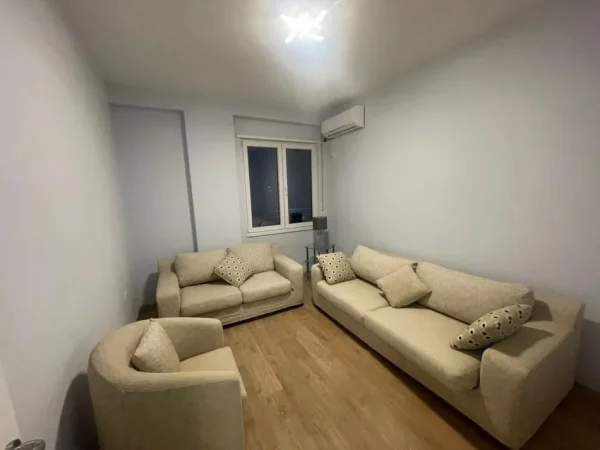Tirane, jepet me qera apartament 2+1+Ballkon Kati 3, 118 m² 650 € (policia rrugore kinostudio)