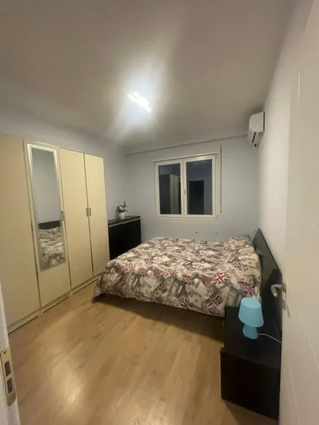 Tirane, jepet me qera apartament 2+1+Ballkon Kati 3, 118 m² 650 € (policia rrugore kinostudio)