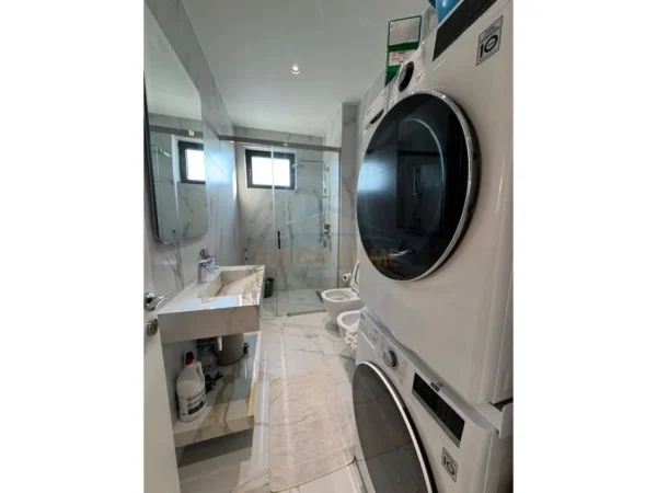 Tirane, jepet me qera apartament 3+1+Ballkon Kati 10, 125 m² 1.200 € 