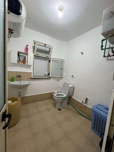 Tirane, jepet me qera apartament 2+1+Ballkon Kati 4, 100 m² (Stacioni i Trenit, Rruga Karl Gega)