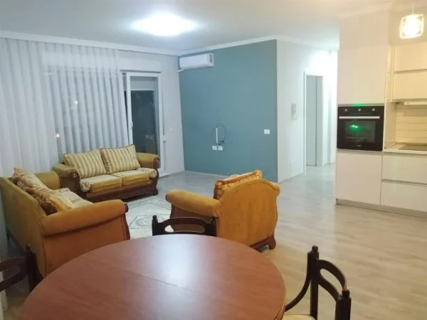 Tirane, jap me qera apartament 2+1+Ballkon Kati 2, 93 m² 600 € (21 Dhjetori, Kompleksi Magnet)
