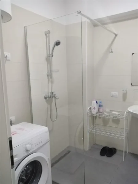 Tirane, jap me qera apartament 2+1+Ballkon Kati 2, 93 m² 600 € (21 Dhjetori, Kompleksi Magnet)