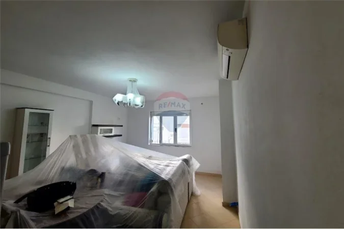 Ofrohet per qira apartament i tipologjise 2+1 ne zonen e Ali Demit.