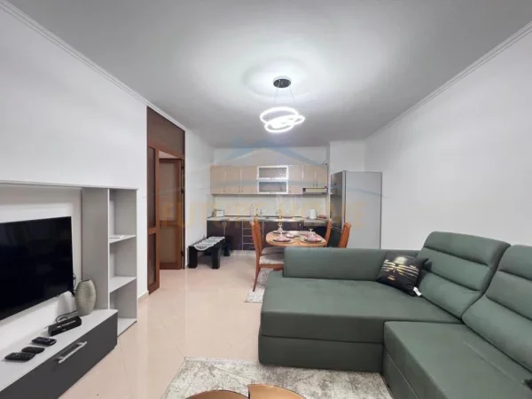 Tirane, jepet me qera apartament 2+1+Ballkon Kati 8, 115 m² 780 € 
