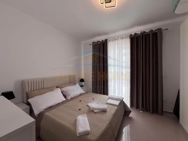 Tirane, jepet me qera apartament 2+1+Ballkon Kati 8, 115 m² 780 € 