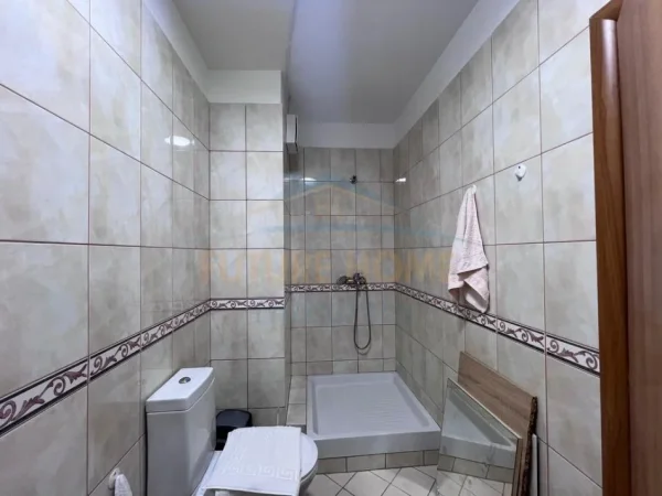 Tirane, jepet me qera apartament 2+1+Ballkon Kati 8, 115 m² 780 € 