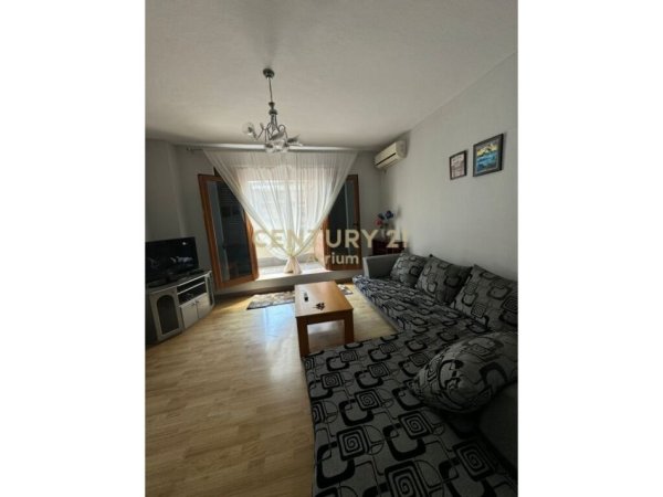 Tirane, jap me qera apartament 2+1 , 154 m² 500 € (Laprak)