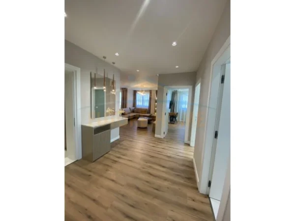 Tirane, jepet me qera apartament 3+1+Ballkon Kati 10, 125 m² 1.200 € 