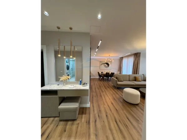 Tirane, jepet me qera apartament 3+1+Ballkon Kati 10, 125 m² 1.200 € 