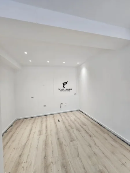 Tirane, jepet me qera zyre Kati 5, 80 m² 500 € (RRUGA E DIBRES)