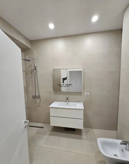 Tirane, jepet me qera zyre Kati 5, 80 m² 500 € (RRUGA E DIBRES)