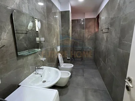 Tirane, jepet me qera apartament 1+1 Kati 7, 65 m² 450 € 