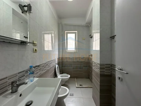 Tirane, jepet me qera Vile 4+1+Ballkon Kati 3, 150 m² 1.200 € 