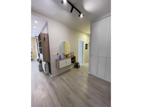 Tirane, jepet me qera apartament 2+1 Kati 5, 83 m² 800 € 
