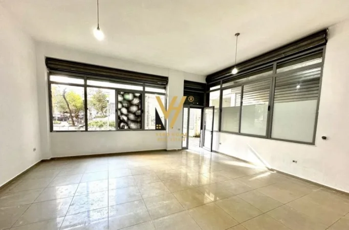 Tirane, shitet dyqan Kati 0, 46 m² 79.000 € (YZBERISHT)