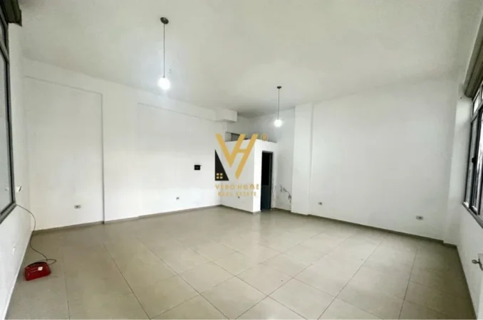 Tirane, shitet dyqan Kati 0, 46 m² 79.000 € (YZBERISHT)