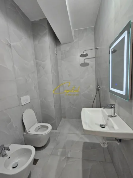 Tirane, jepet me qera apartament 1+1 Kati 7, 62 m² 450 € (ALI DEMI)