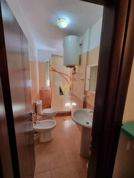 Tirane, jepet me qera apartament 2+1+Ballkon Kati 2, 100 m² 550 € (SELITE)