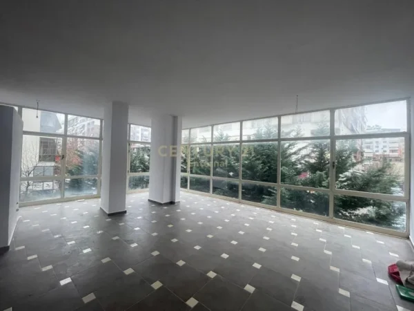 Tirane, jepet me qera ambjent biznesi Kati 1, 72 m² 400 € (Astir)