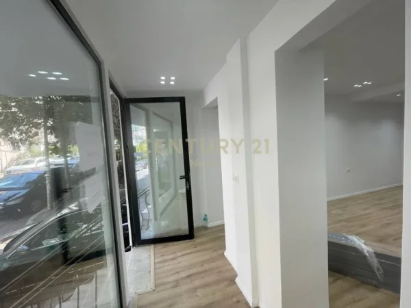 Tirane, jepet me qera ambjent biznesi Kati 0, 20 m² 700 € 