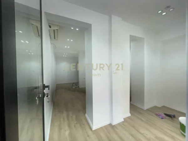 Tirane, jepet me qera ambjent biznesi Kati 0, 20 m² 700 € 