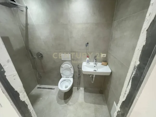 Tirane, jepet me qera ambjent biznesi Kati 0, 20 m² 700 € 