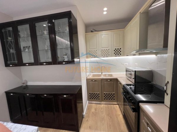 Tirane, jepet me qera apartament 2+1+Ballkon Kati 3, 94 m² 1.200 € (Kompleksi Kika 2)