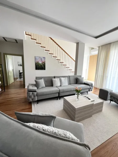 Tirane, jepet me qera Vile 5+1+Ballkon Kati 1, 800 m² 1.600 € (prush)