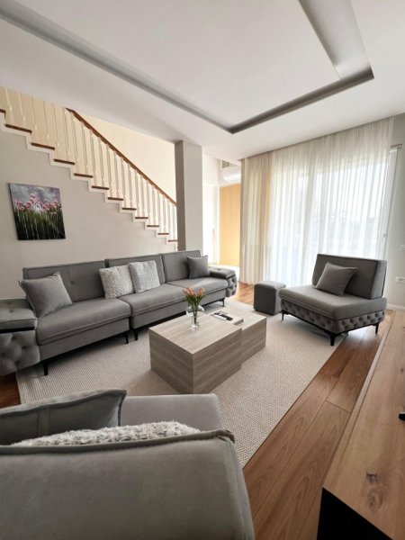 Tirane, jepet me qera Vile 5+1+Ballkon Kati 1, 800 m² 1.600 € (prush)