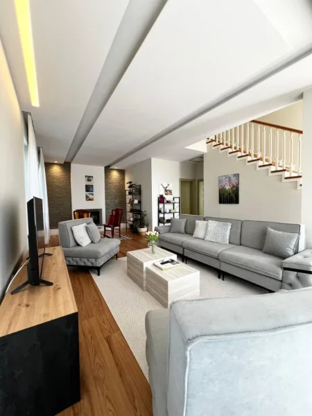 Tirane, jepet me qera Vile 5+1+Ballkon Kati 1, 800 m² 1.600 € (prush)