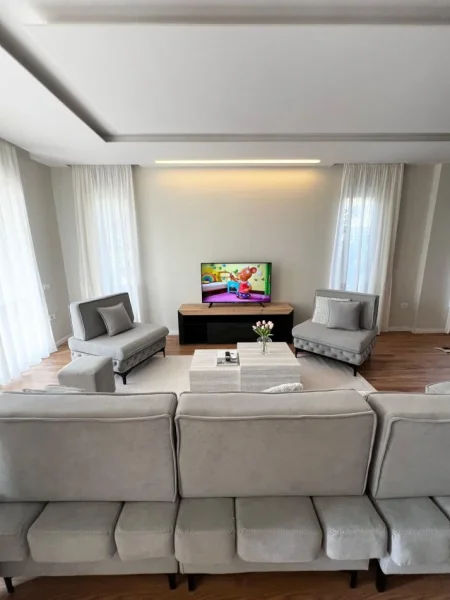 Tirane, jepet me qera Vile 5+1+Ballkon Kati 1, 800 m² 1.600 € (prush)